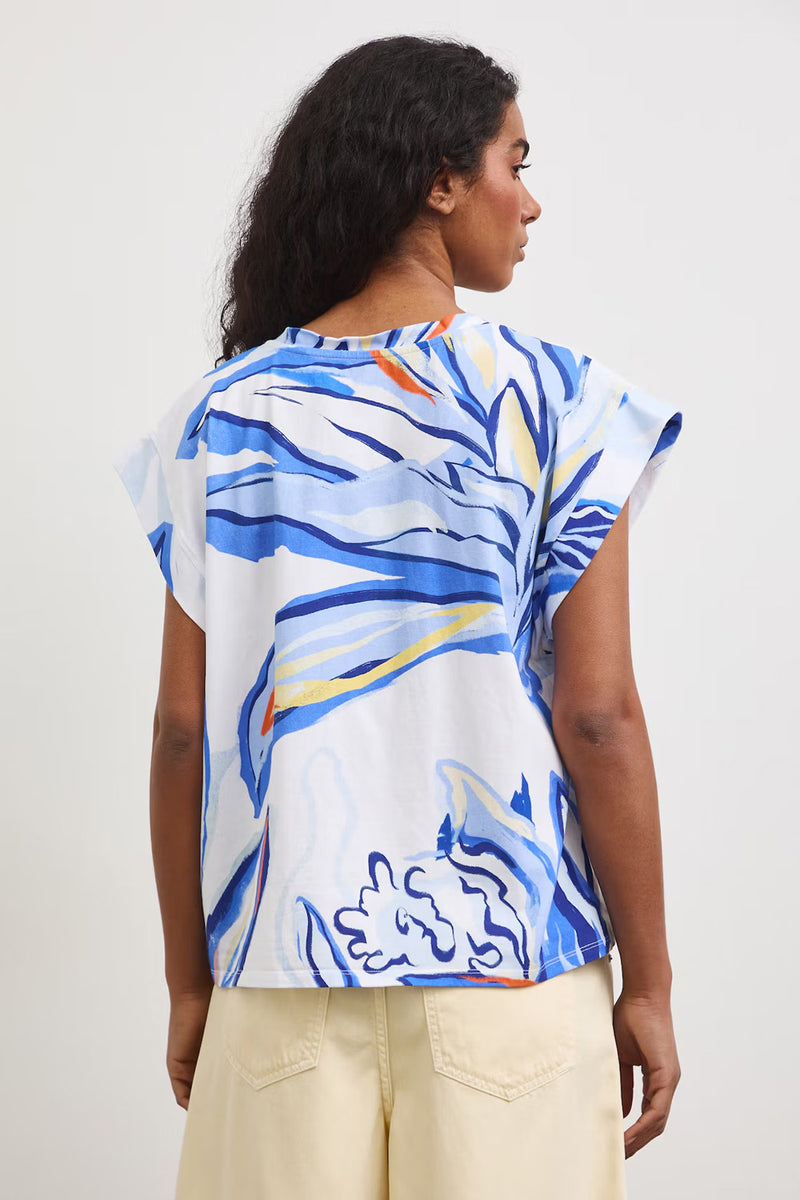 Oversize γυναικείο λευκό t-shirt με abstract floral print σε μπλε αποχρώσεις και V ντεκολτέ