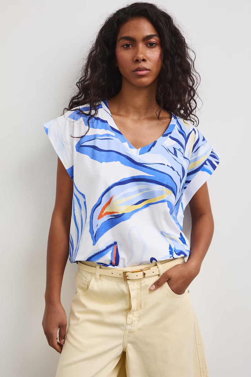 Oversize γυναικείο λευκό t-shirt με abstract floral print σε μπλε αποχρώσεις και V ντεκολτέ