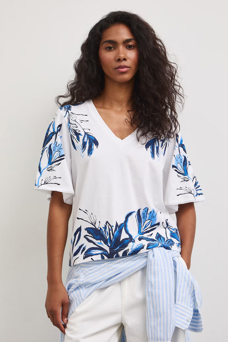 Γυναικείο λευκό t-shirt με floral print σε μπλε αποχρώσεις και βολάν μανίκια