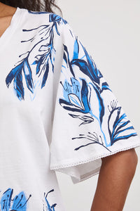 Γυναικείο λευκό t-shirt με floral print σε μπλε αποχρώσεις και βολάν μανίκια