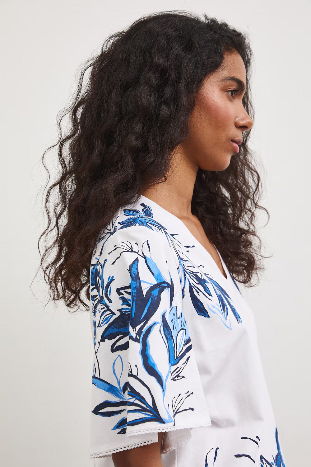 Γυναικείο λευκό t-shirt με floral print σε μπλε αποχρώσεις και βολάν μανίκια