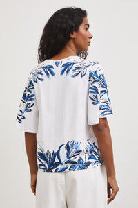 Γυναικείο λευκό t-shirt με floral print σε μπλε αποχρώσεις και βολάν μανίκια