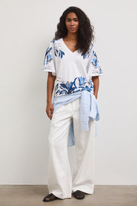 Γυναικείο λευκό t-shirt με floral print σε μπλε αποχρώσεις και βολάν μανίκια