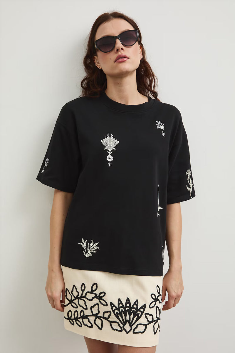 Oversize μαύρο βαμβακερό t-shirt με minimal print σε εκρού αποχρώσεις και φαρδιά κοντά μανίκια