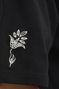 Oversize μαύρο βαμβακερό t-shirt με minimal print σε εκρού αποχρώσεις και φαρδιά κοντά μανίκια