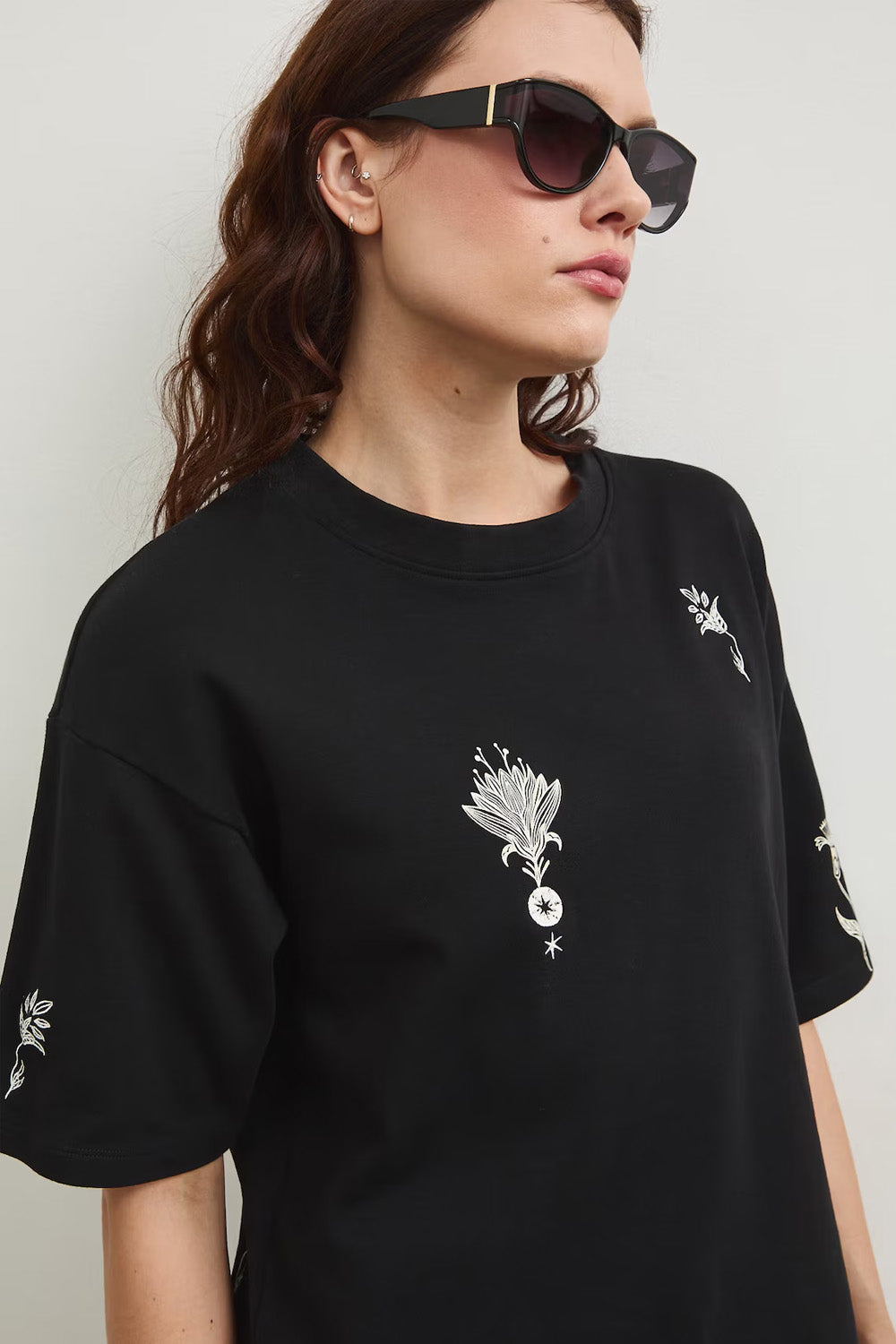 Oversize μαύρο βαμβακερό t-shirt με minimal print σε εκρού αποχρώσεις και φαρδιά κοντά μανίκια