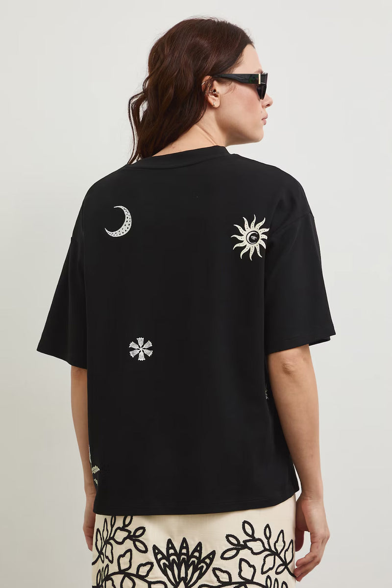 Oversize μαύρο βαμβακερό t-shirt με minimal print σε εκρού αποχρώσεις και φαρδιά κοντά μανίκια