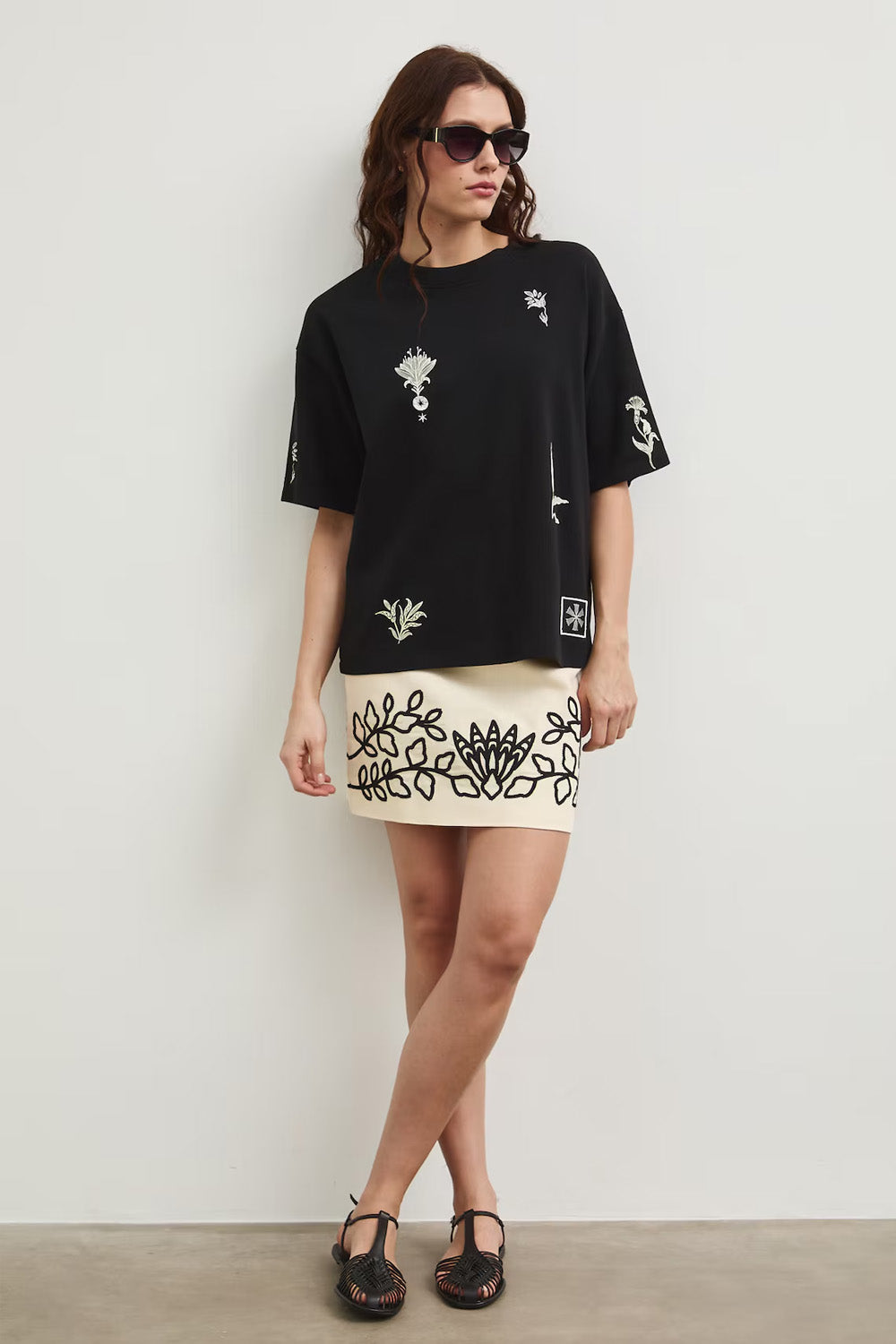 Oversize μαύρο βαμβακερό t-shirt με minimal print σε εκρού αποχρώσεις και φαρδιά κοντά μανίκια