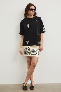 Oversize μαύρο βαμβακερό t-shirt με minimal print σε εκρού αποχρώσεις και φαρδιά κοντά μανίκια
