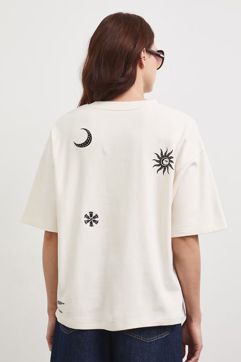 Oversize εκρού βαμβακερό t-shirt με minimal print σε μαύρες λεπτομέρειες και φαρδιά κοντά μανίκια