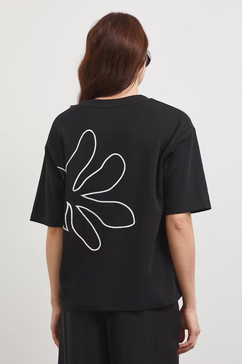 Μαύρο βαμβακερό oversize t-shirt με εκρού κεντημένες λεπτομέρειες και V ντεκολτέ