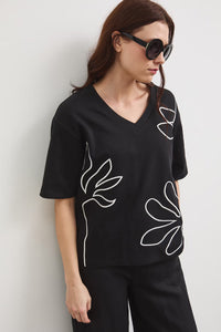 Μαύρο βαμβακερό oversize t-shirt με εκρού κεντημένες λεπτομέρειες και V ντεκολτέ