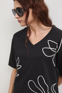 Μαύρο βαμβακερό oversize t-shirt με εκρού κεντημένες λεπτομέρειες και V ντεκολτέ