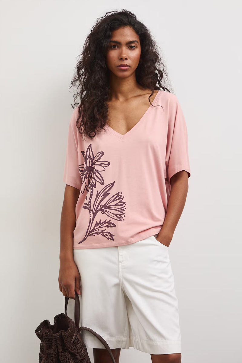 Γυναικείο oversize ροζ t-shirt με floral print, V ντεκολτέ και φαρδιά κοντά μανίκια