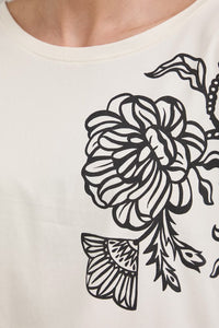 Γυναικείο εκρού t-shirt με floral print σε μαύρη αντίθεση και ανοιχτή πλάτη με λεπτομέρεια λωρίδας