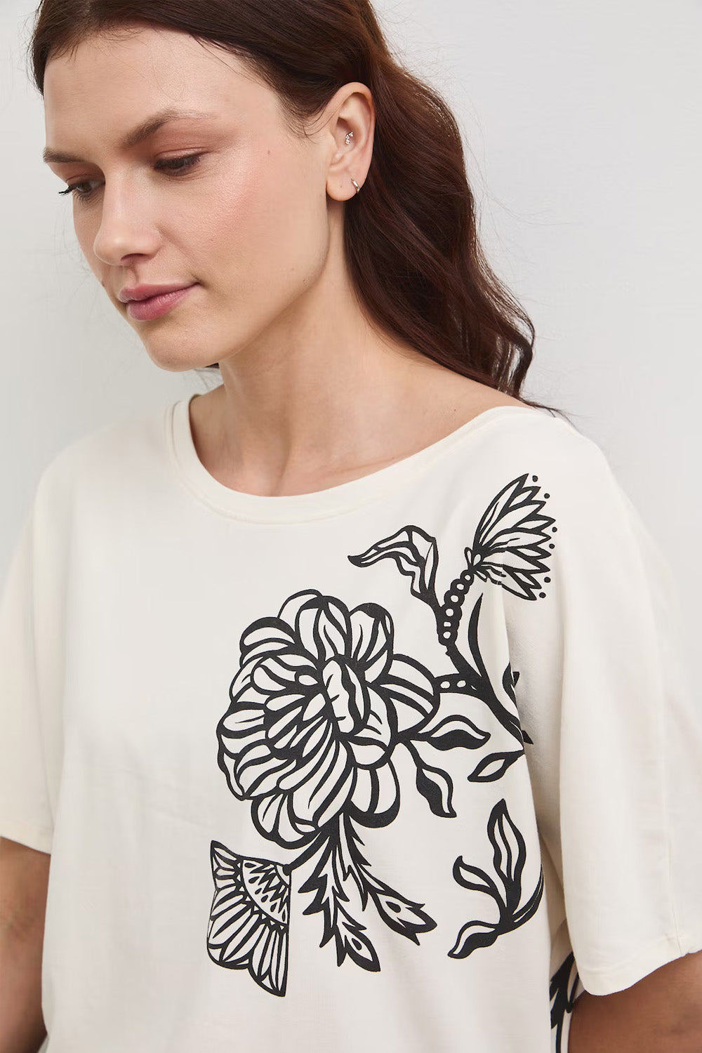 Γυναικείο εκρού t-shirt με floral print σε μαύρη αντίθεση και ανοιχτή πλάτη με λεπτομέρεια λωρίδας