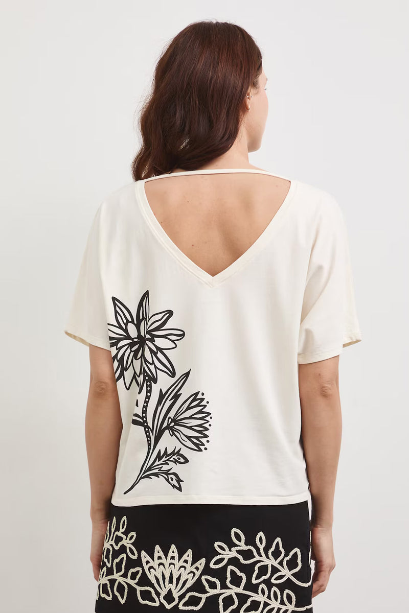 Γυναικείο εκρού t-shirt με floral print σε μαύρη αντίθεση και ανοιχτή πλάτη με λεπτομέρεια λωρίδας