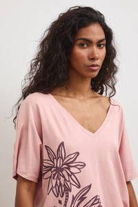 Γυναικείο oversize ροζ t-shirt με floral print, V ντεκολτέ και φαρδιά κοντά μανίκια