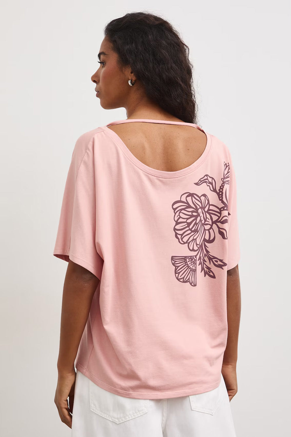Γυναικείο oversize ροζ t-shirt με floral print, V ντεκολτέ και φαρδιά κοντά μανίκια