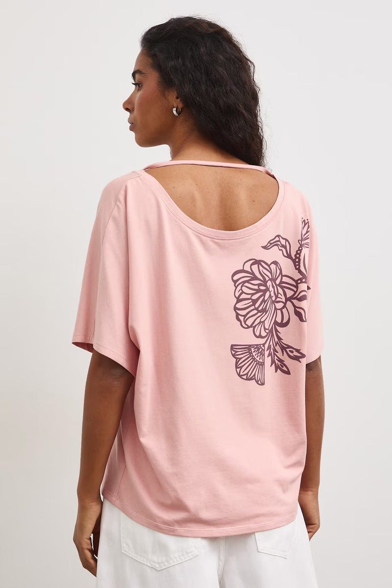Γυναικείο oversize ροζ t-shirt με floral print, V ντεκολτέ και φαρδιά κοντά μανίκια