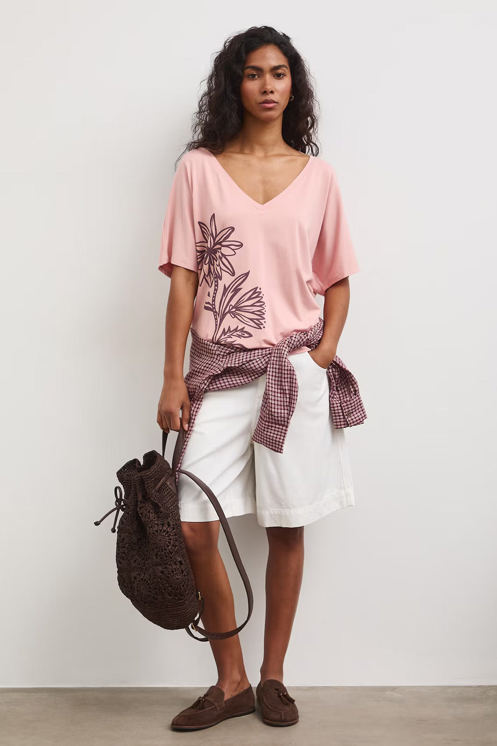 Γυναικείο oversize ροζ t-shirt με floral print, V ντεκολτέ και φαρδιά κοντά μανίκια