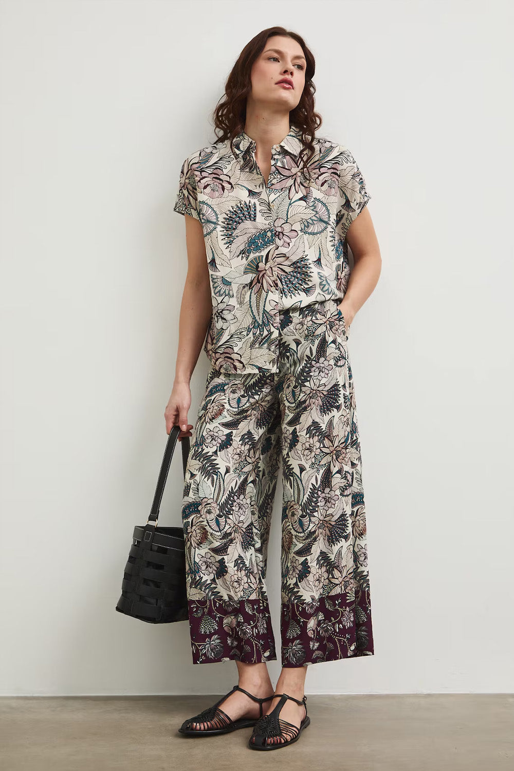Γυναικείο παντελόνι culotte με botanical print σε εκρού βάση και plum λεπτομέρειες
