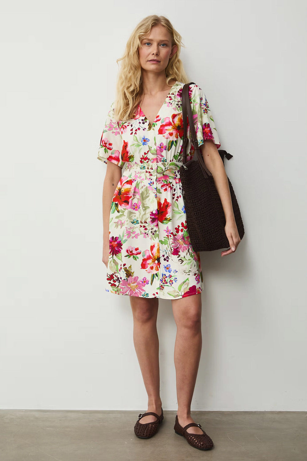 Κοντό φόρεμα από βισκόζη με πολύχρωμο floral print σε εκρού βάση και ελαστική μέση