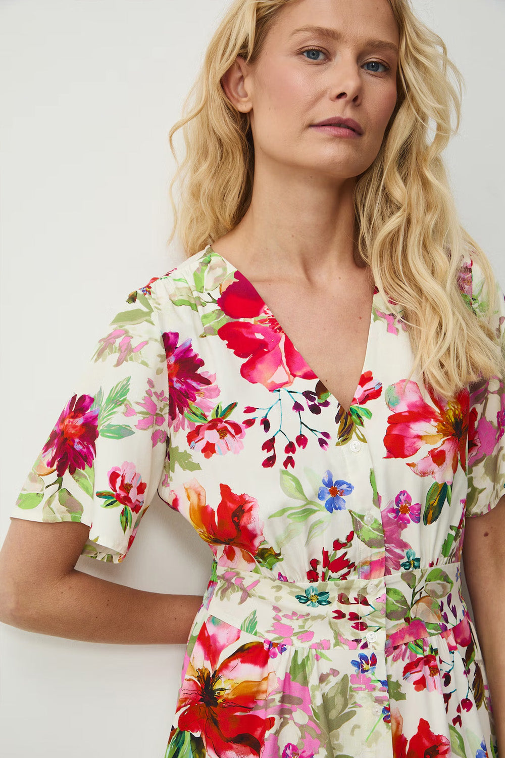 Κοντό φόρεμα από βισκόζη με πολύχρωμο floral print σε εκρού βάση και ελαστική μέση