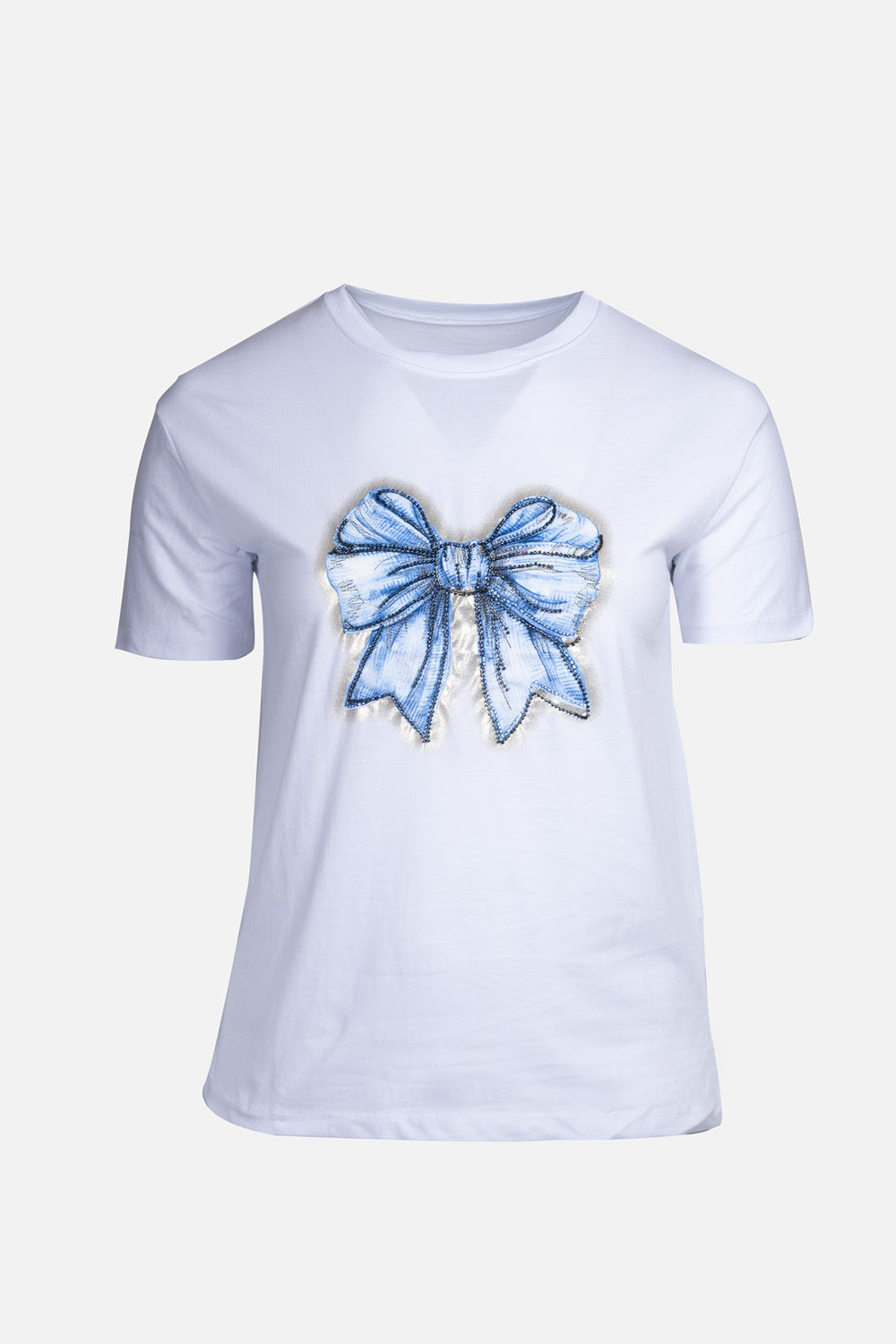 “Λευκό T-shirt με εντυπωσιακό μπλε φιόγκο, για girly και κομψό στυλ.”