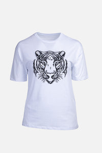 Λευκό T-shirt με σχέδιο τίγρης, κοντά μανίκια και απαλή βαμβακερή υφή.