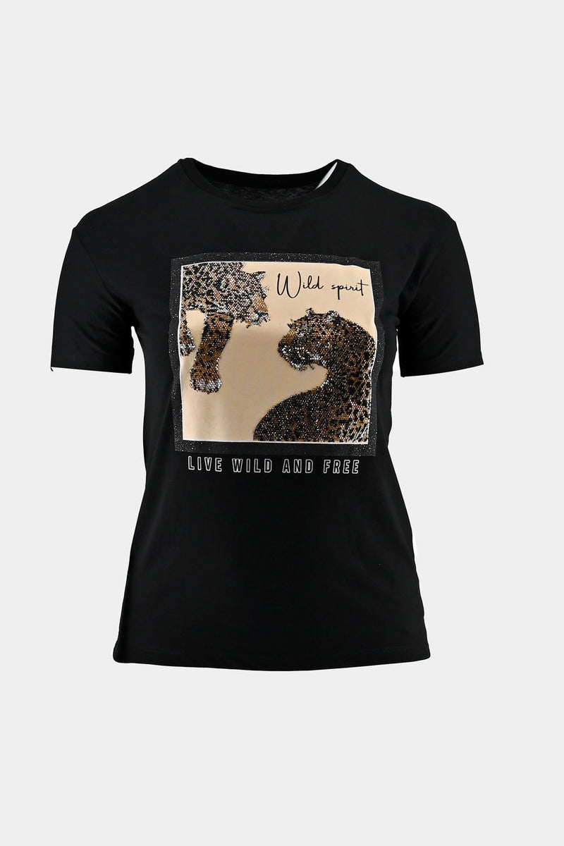 Μαύρο T-shirt με animal print σχέδιο, διακοσμημένο με σχέδιο λεοπάρ και κείμενο "Live Wild and Free".