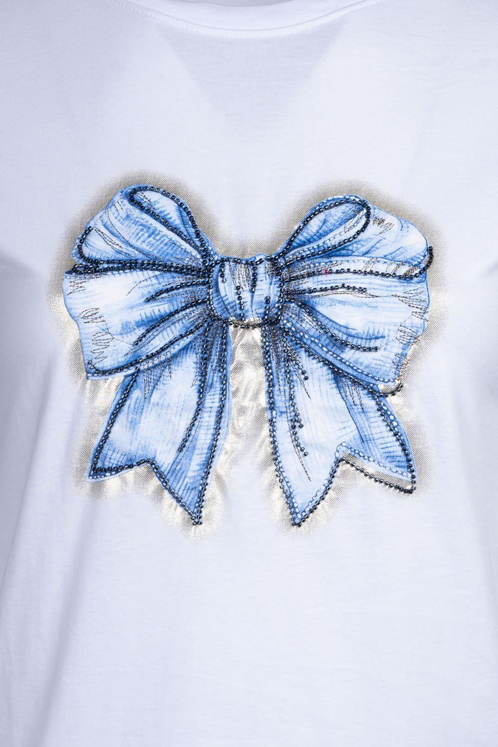 “T-shirt με μπλε φιόγκο και διακριτικές λεπτομέρειες, ιδανικό για μοντέρνες εμφανίσεις.”