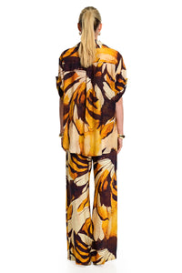 Wide leg γυναικεία παντελόνα Tropic Leaf με tropical print σε εκρού, ώχρα και σοκολατί αποχρώσεις.
