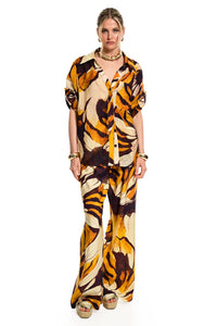 Wide leg γυναικεία παντελόνα Tropic Leaf με tropical print σε εκρού, ώχρα και σοκολατί αποχρώσεις.