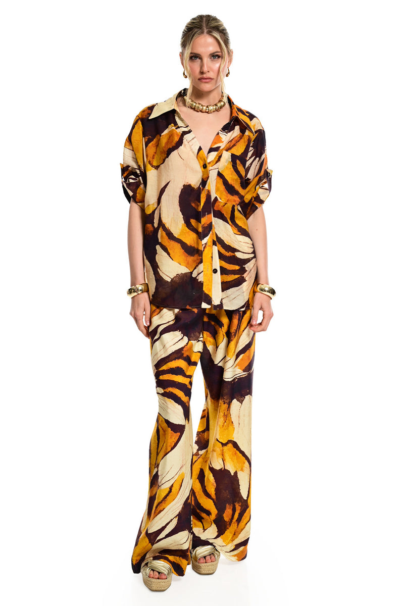 Wide leg γυναικεία παντελόνα Tropic Leaf με tropical print σε εκρού, ώχρα και σοκολατί αποχρώσεις.