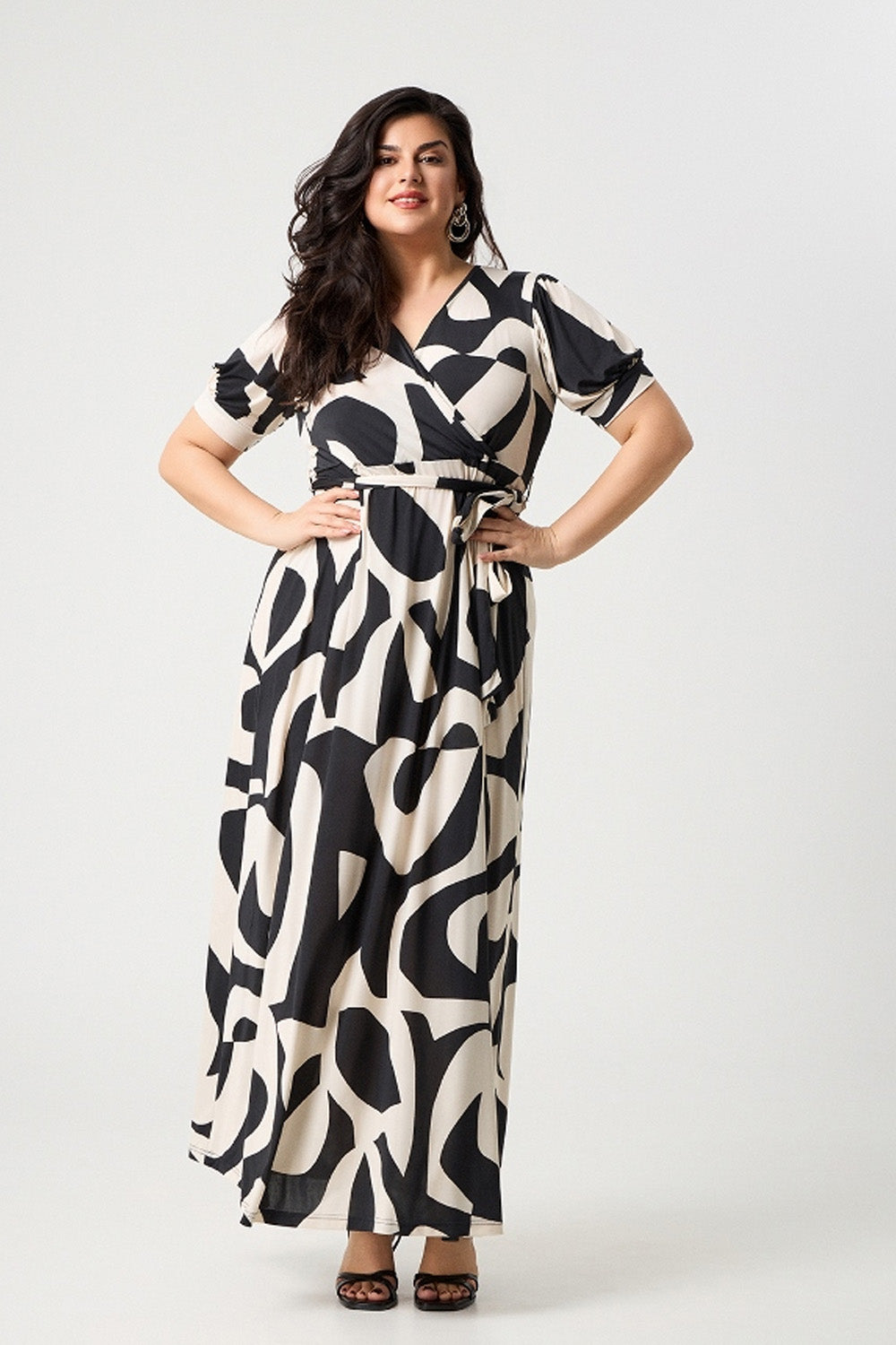 plus size μακρύ φόρεμα ασπρόμαυρο με ζώνη στη μέση