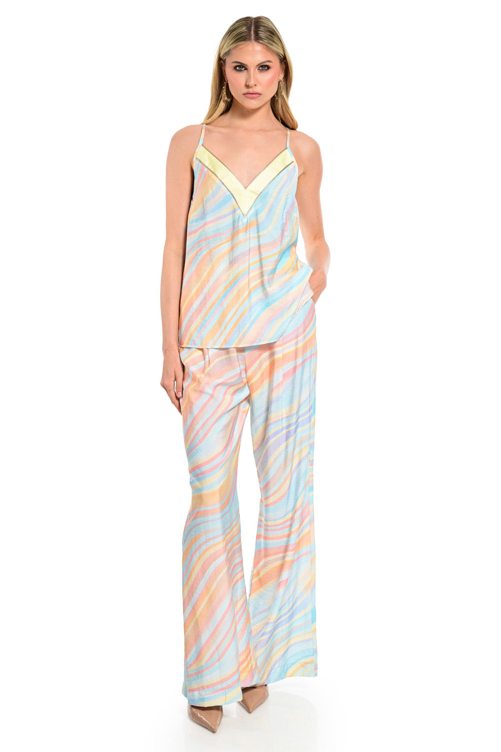 Γυναικείο αέρινο top Rainbow Print με λεπτές τιράντες, V λαιμόκοψη και παστέλ πολύχρωμο κυματιστό σχέδιο.