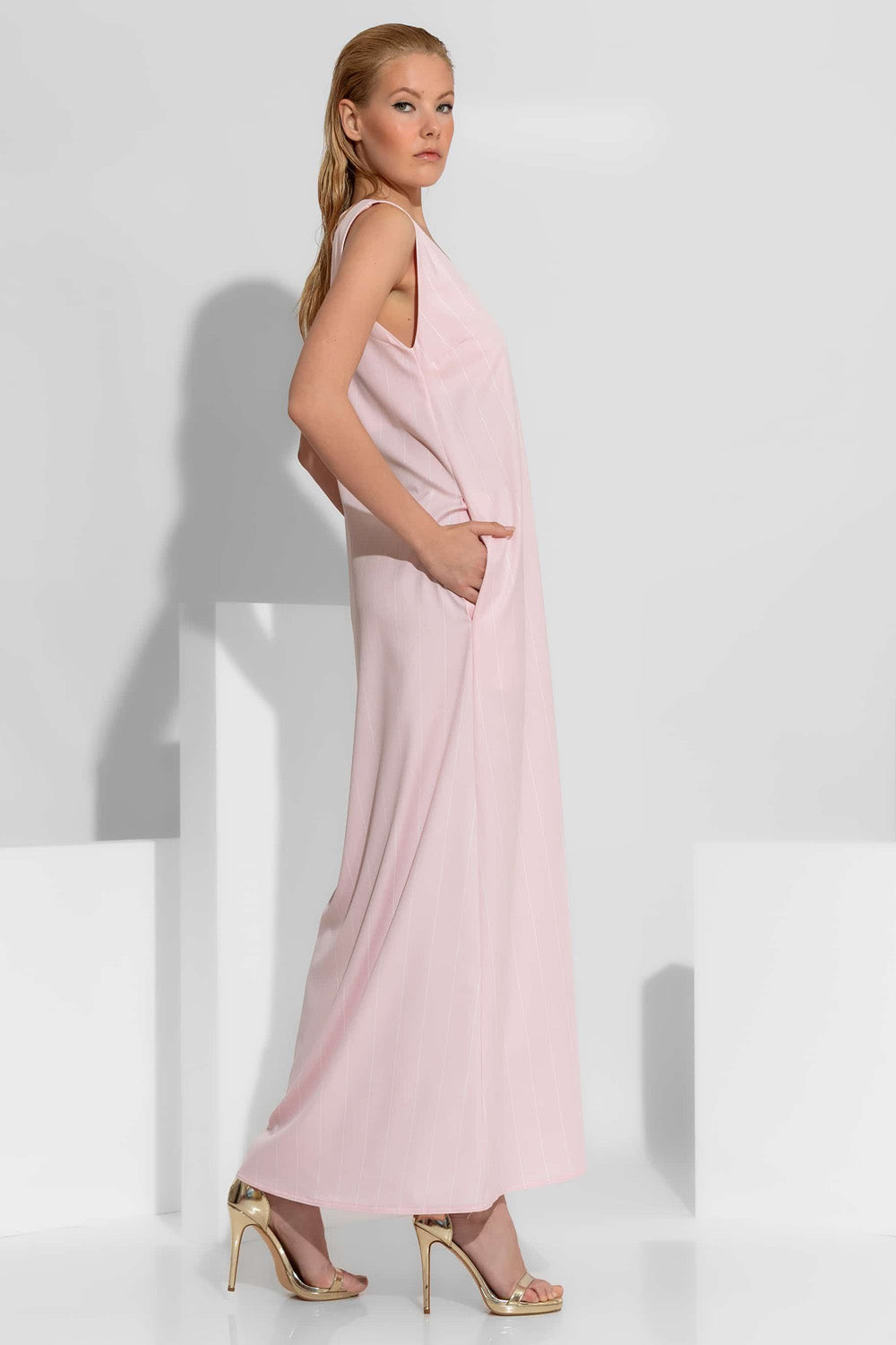 Αμάνικο ροζ ριγέ maxi φόρεμα σε A-line γραμμή με V ντεκολτέ και πλαϊνές τσέπες