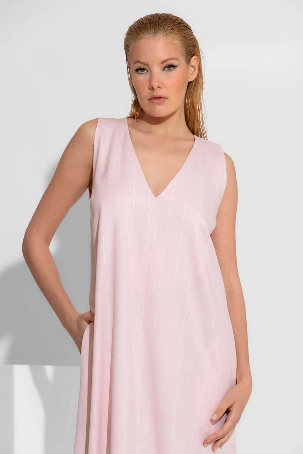 Αμάνικο ροζ ριγέ maxi φόρεμα σε A-line γραμμή με V ντεκολτέ και πλαϊνές τσέπες