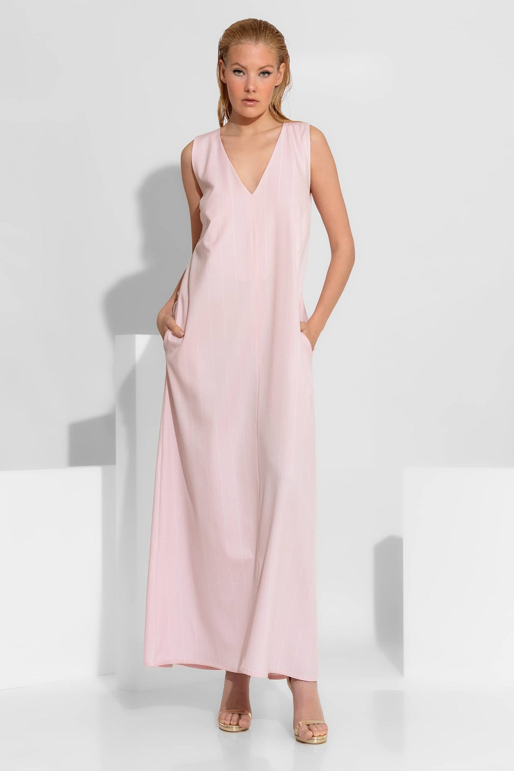 Αμάνικο ροζ ριγέ maxi φόρεμα σε A-line γραμμή με V ντεκολτέ και πλαϊνές τσέπες