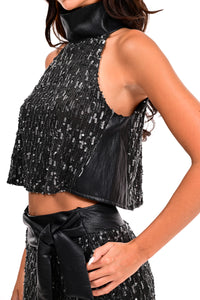 Αμάνικο τοπ παγιέτας σε μαύρο με ψηλό γιακά και cropped γραμμή από το Ellisargi Boutique