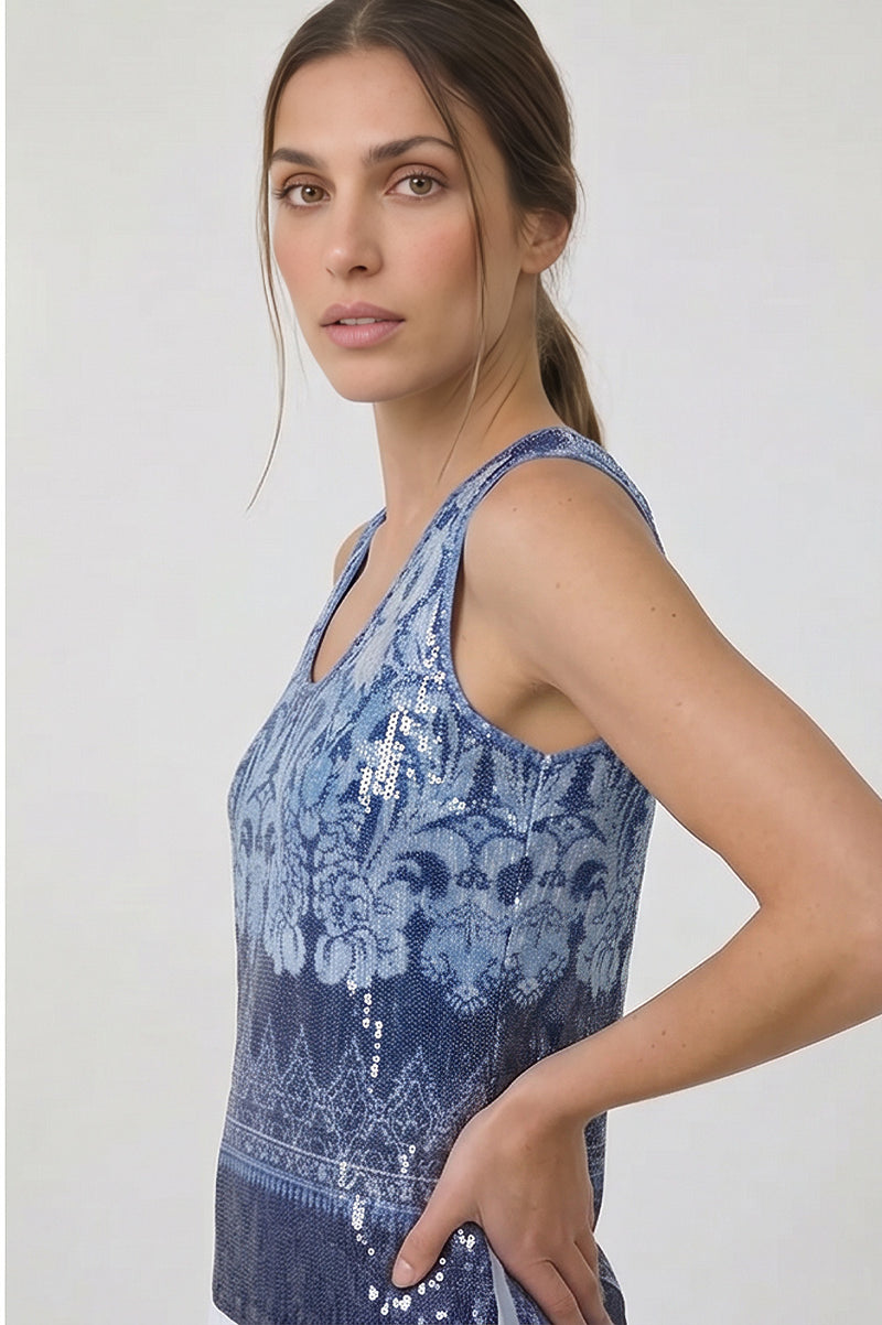 Αμάνικο γυναικείο top με παγιέτες και paisley σχέδιο σε μπλε αποχρώσεις, με στρογγυλή λαιμόκοψη.