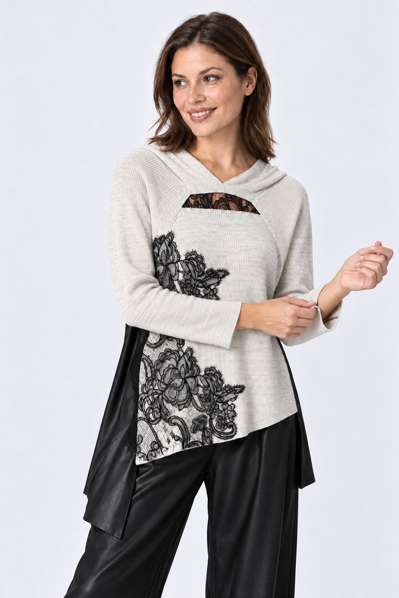 Ασύμμετρη γυναικεία πλεκτή μπλούζα σε ανοιχτό μπεζ με μαύρη floral δαντέλα και πλαϊνά ένθετα
