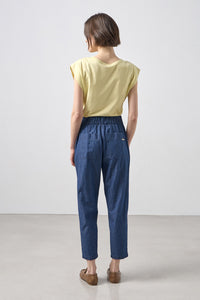 Γυναικείο μπλε barrel τζιν παντελόνι σε βαμβακερό ύφασμα με ριγέ ζωνάκι στη μέση