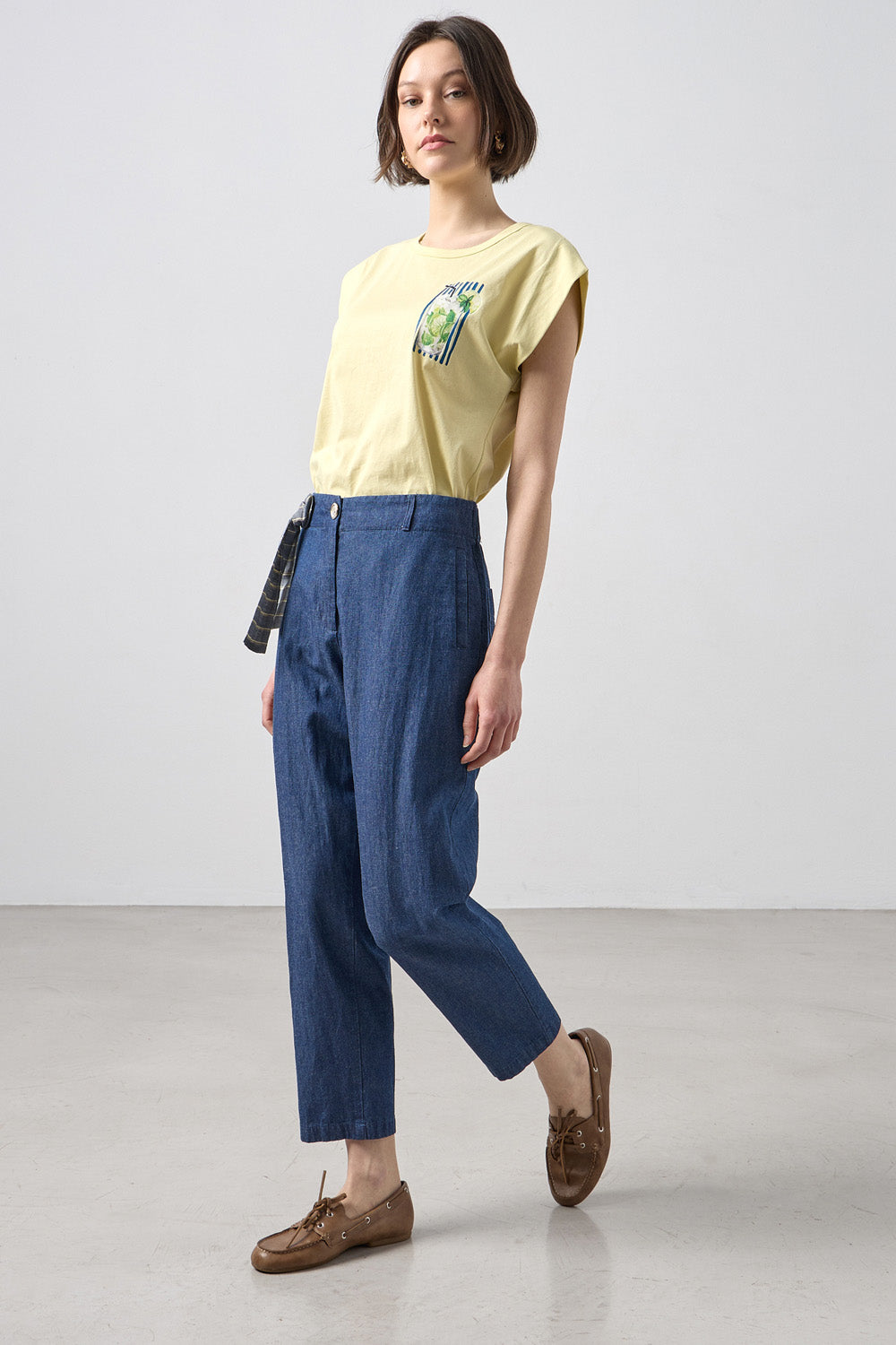 Γυναικείο μπλε barrel τζιν παντελόνι σε βαμβακερό ύφασμα με ριγέ ζωνάκι στη μέση