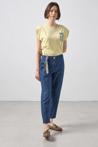 Γυναικείο μπλε barrel τζιν παντελόνι σε βαμβακερό ύφασμα με ριγέ ζωνάκι στη μέση