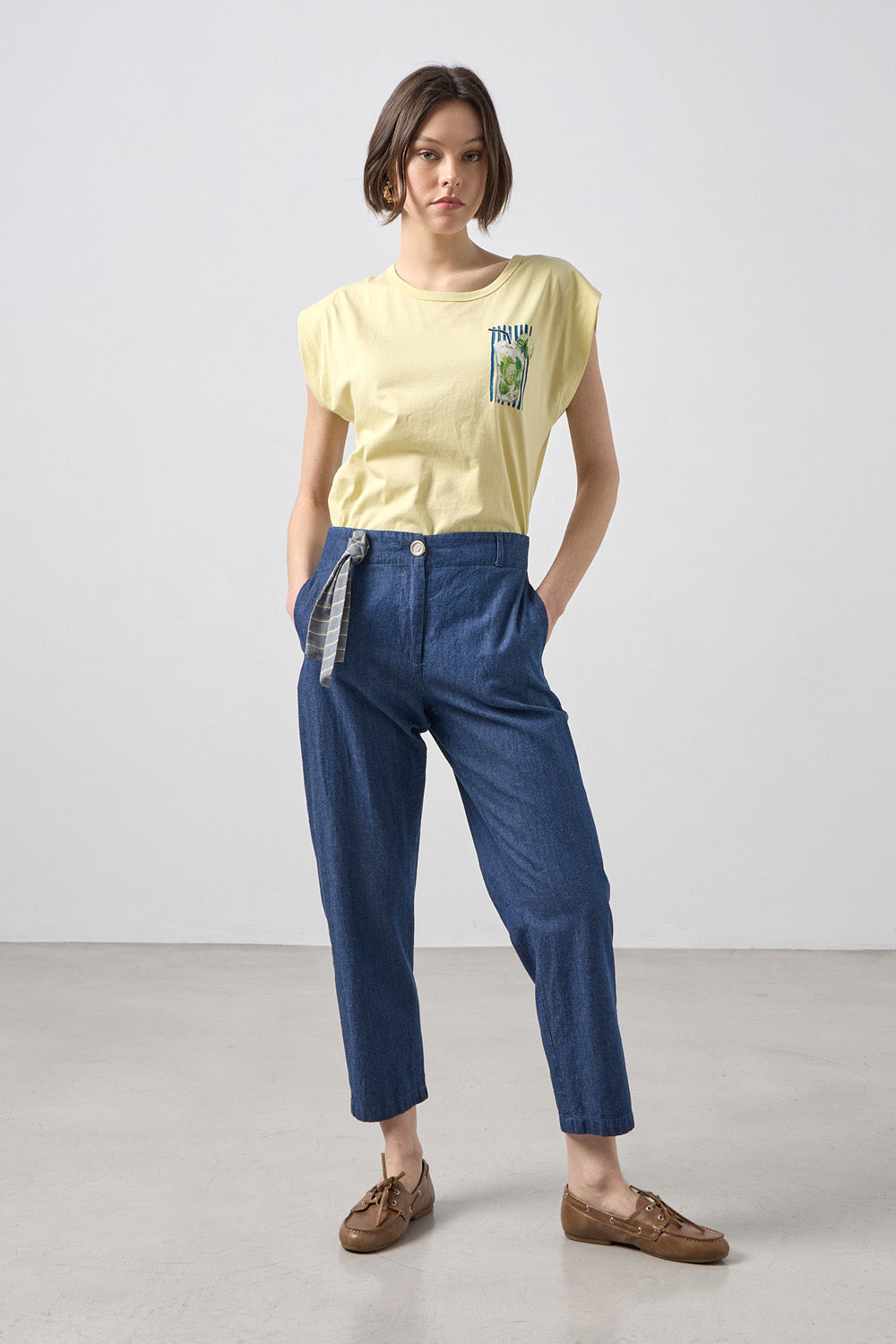 Γυναικείο μπλε barrel τζιν παντελόνι σε βαμβακερό ύφασμα με ριγέ ζωνάκι στη μέση