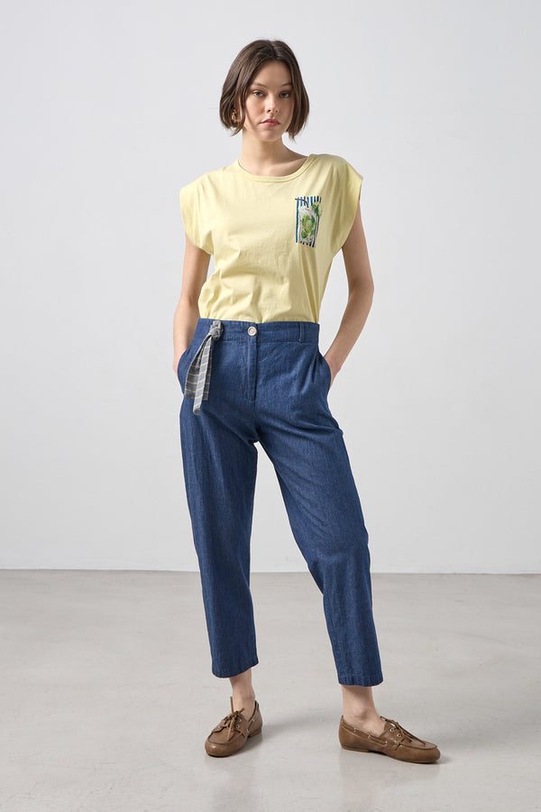 Γυναικείο μπλε barrel τζιν παντελόνι σε βαμβακερό ύφασμα με ριγέ ζωνάκι στη μέση