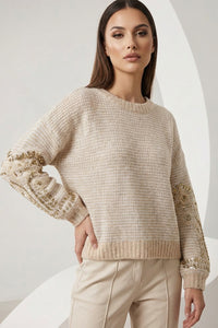 Μπεζ πλεκτή μπλούζα με χρυσά κεντημένα μανίκια και παγιέτες σε γυναικείο μοντέλο