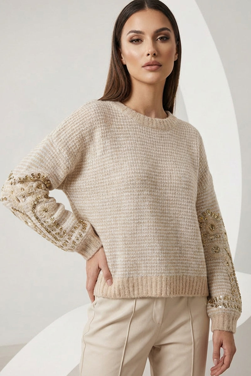 Μπεζ πλεκτή μπλούζα με χρυσά κεντημένα μανίκια και παγιέτες σε γυναικείο μοντέλο